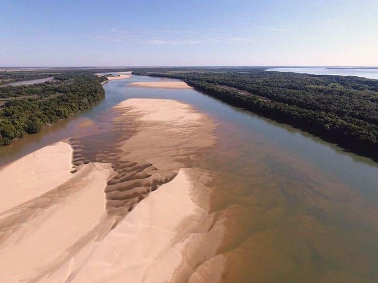 Por la bajante del río Paraná se demora la salida de los buques graneleros